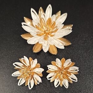 Vintage Signed 1966 Sarah Coventry Water Lily Brooch & Matching Earring Set